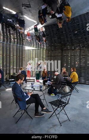 Londra, Regno Unito. 11 Giugno, 2018. Serpentine Pavilion 2018 progettato dall architetto messicana Frida Escobedo Credito: Joanne Underhill/Alamy Live News Foto Stock