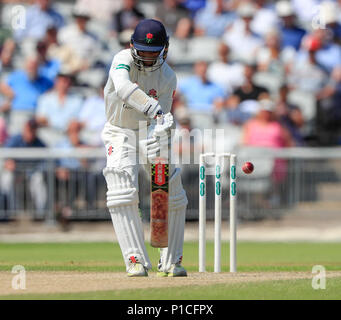 Emirates Old Trafford, Manchester, Regno Unito. 11 Giugno, 2018. Specsavers County Cricket campionato, Lancashire versus Essex; Shivnarine Chanderpaul di Lancashire svolge un ruolo difensivo di credito shot: Azione Plus sport/Alamy Live News Foto Stock