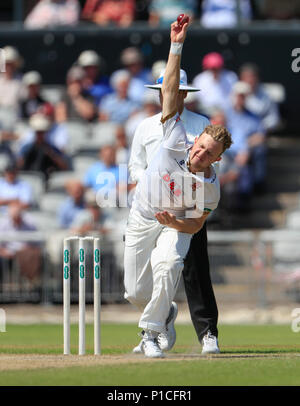 Emirates Old Trafford, Manchester, Regno Unito. 11 Giugno, 2018. Specsavers County Cricket campionato, Lancashire versus Essex; Sam Cook di Essex entra nel recipiente di credito: Azione Sport Plus/Alamy Live News Foto Stock