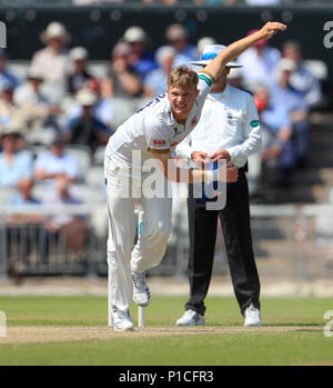 Emirates Old Trafford, Manchester, Regno Unito. 11 Giugno, 2018. Specsavers County Cricket campionato, Lancashire versus Essex; Sam Cook di Essex entra nel recipiente di credito: Azione Sport Plus/Alamy Live News Foto Stock