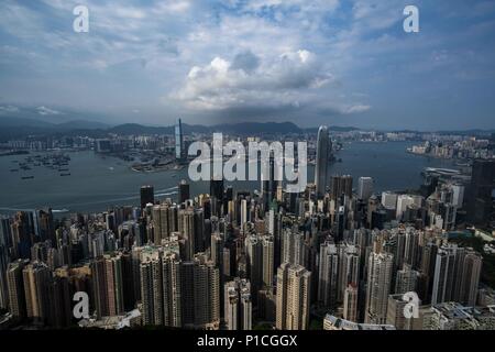 Hong Kong, Nebraska, Cina. 11 Giugno, 2018. Hong Kong Cina .ufficialmente conosciuta come la Regione amministrativa speciale di Hong Kong della Repubblica popolare cinese. Situato nel Delta del Fiume Pearl è parte della quarta regione più densamente popolata del mondo. Attualmente più di 7,4 milioni di persone che vivono a Hong Kong. La zona offre la più grattacieli in tutto il mondo. I dintorni della città porto Victoria.Vista dal Victoria Peak Credito: Bill Frakes/ZUMA filo/Alamy Live News Foto Stock