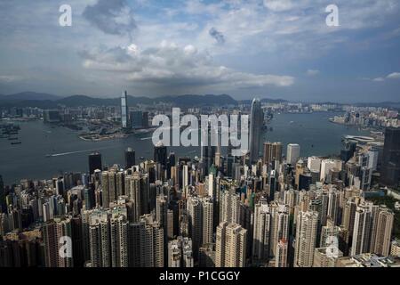 Hong Kong, Nebraska, Cina. 11 Giugno, 2018. Hong Kong Cina .ufficialmente conosciuta come la Regione amministrativa speciale di Hong Kong della Repubblica popolare cinese. Situato nel Delta del Fiume Pearl è parte della quarta regione più densamente popolata del mondo. Attualmente più di 7,4 milioni di persone che vivono a Hong Kong. La zona offre la più grattacieli in tutto il mondo. I dintorni della città porto Victoria.Vista dal Victoria Peak Credito: Bill Frakes/ZUMA filo/Alamy Live News Foto Stock