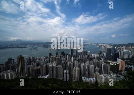 Hong Kong, Nebraska, Cina. 11 Giugno, 2018. Hong Kong Cina .ufficialmente conosciuta come la Regione amministrativa speciale di Hong Kong della Repubblica popolare cinese. Situato nel Delta del Fiume Pearl è parte della quarta regione più densamente popolata del mondo. Attualmente più di 7,4 milioni di persone che vivono a Hong Kong. La zona offre la più grattacieli in tutto il mondo. I dintorni della città porto Victoria.Vista dal Victoria Peak Credito: Bill Frakes/ZUMA filo/Alamy Live News Foto Stock