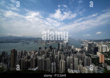 Hong Kong, Nebraska, Cina. 11 Giugno, 2018. Hong Kong Cina .ufficialmente conosciuta come la Regione amministrativa speciale di Hong Kong della Repubblica popolare cinese. Situato nel Delta del Fiume Pearl è parte della quarta regione più densamente popolata del mondo. Attualmente più di 7,4 milioni di persone che vivono a Hong Kong. La zona offre la più grattacieli in tutto il mondo. I dintorni della città porto Victoria.Vista dal Victoria Peak Credito: Bill Frakes/ZUMA filo/Alamy Live News Foto Stock