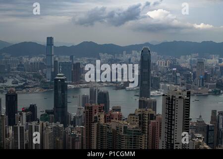 Hong Kong, Nebraska, Cina. 11 Giugno, 2018. Hong Kong Cina .ufficialmente conosciuta come la Regione amministrativa speciale di Hong Kong della Repubblica popolare cinese. Situato nel Delta del Fiume Pearl è parte della quarta regione più densamente popolata del mondo. Attualmente più di 7,4 milioni di persone che vivono a Hong Kong. La zona offre la più grattacieli in tutto il mondo. I dintorni della città porto Victoria.Vista dal Victoria Peak Credito: Bill Frakes/ZUMA filo/Alamy Live News Foto Stock