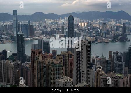 Hong Kong, Nebraska, Cina. 11 Giugno, 2018. Hong Kong Cina .ufficialmente conosciuta come la Regione amministrativa speciale di Hong Kong della Repubblica popolare cinese. Situato nel Delta del Fiume Pearl è parte della quarta regione più densamente popolata del mondo. Attualmente più di 7,4 milioni di persone che vivono a Hong Kong. La zona offre la più grattacieli in tutto il mondo. I dintorni della città porto Victoria.Vista dal Victoria Peak Credito: Bill Frakes/ZUMA filo/Alamy Live News Foto Stock