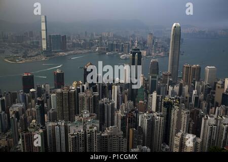 Hong Kong, Nebraska, Cina. 11 Giugno, 2018. Hong Kong Cina .ufficialmente conosciuta come la Regione amministrativa speciale di Hong Kong della Repubblica popolare cinese. Situato nel Delta del Fiume Pearl è parte della quarta regione più densamente popolata del mondo. Attualmente più di 7,4 milioni di persone che vivono a Hong Kong. La zona offre la più grattacieli in tutto il mondo. I dintorni della città porto Victoria.Vista dal Victoria Peak Credito: Bill Frakes/ZUMA filo/Alamy Live News Foto Stock