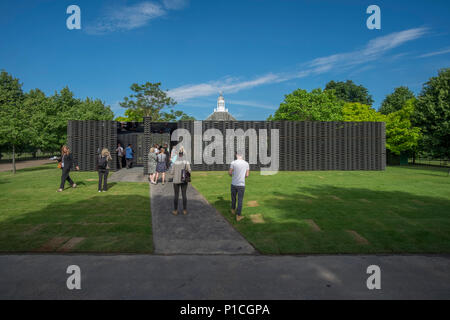 Le gallerie a serpentina, i giardini di Kensington, London, Regno Unito. 11 Giugno, 2018. Il Serpentine Pavilion 2018 progettato da Frida Escobedo è svelato alla stampa. Credito: Malcolm Park/Alamy Live News. Foto Stock