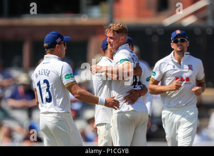 Emirates Old Trafford, Manchester, Regno Unito. 11 Giugno, 2018. Specsavers County Cricket campionato, Lancashire versus Essex; Jamie Porter di Essex si congratula con i suoi compagni di squadra dopo aver preso il paletto di Giordania Clark di Lancashire Credito: Azione Sport Plus/Alamy Live News Foto Stock