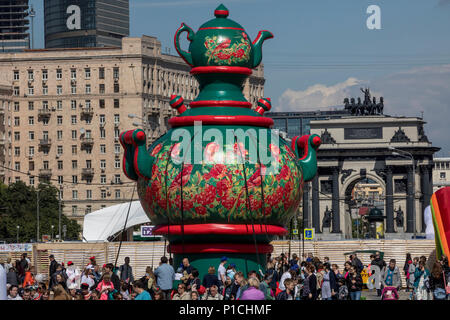 Mosca, Russia. 11 Giugno, 2018. Le persone intorno a grandi samovar gonfiabile al SamovarFest family festival marcatura Russia giorno una festività nazionale ha celebrato il 12 giugno a Poklonnaya Gora a Mosca, Russia Credito: Nikolay Vinokurov/Alamy Live News Foto Stock