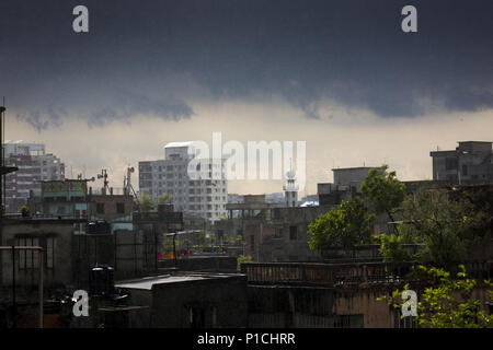 Dacca in Bangladesh. Decimo Giugno, 2018. Dacca in Bangladesh - 12 giugno : Vista della vecchia Dhaka durante il monsone di pioggia a Dhaka, nel Bangladesh il 12 giugno 2018. Credito: Zakir Hossain Chowdhury/ZUMA filo/Alamy Live News Foto Stock