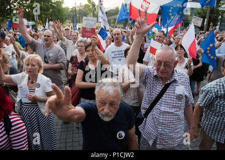 Manifestanti hanno visto le bandiere di contenimento durante la dimostrazione. Centinaia di persone partecipano a una manifestazione di protesta a favore della Commissione europea che spinge i leader dell'UE a premere in avanti con azioni disciplinari contro la Polonia per presunta violazione regola di norme di legge davanti ai tribunali di Cracovia. Nel mese di dicembre la Commissione europea ha lanciato un articolo 7 procedimento disciplinare, che in teoria potrebbe condurre alla sospensione di Polonia dell'UE per il diritto di voto. La Commissione europea ha dato la Polonia fino alla fine di giugno per invertire le riforme introdotte dal governo attuale ma non sono state apportate modifiche fino ad oggi. Il pr Foto Stock