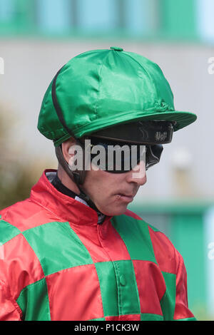 Brighton, Regno Unito. 11 giugno 2018. Ex campione Jockey Jim Crowley sport un labbro di taglio dopo un alterco con il compagno jockey Raul da Silva a Goodwood nel fine settimana. Jim è raffigurato all Ippodromo di Brighton oggi Crowley ha asserito che egli è stato vittima di un attacco di immotivata da Raul da Silva "con quello che sembrava un pezzo di piombo" a Goodwood domenica, una rivendicazione energicamente negato dal suo compagno jockey. Credito: Nigel Bowles/Alamy Live News Foto Stock