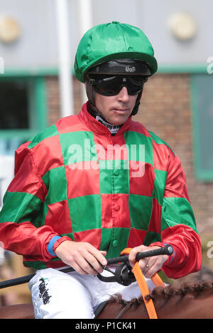 Brighton, Regno Unito. 11 giugno 2018. Ex campione Jockey Jim Crowley sport un labbro di taglio dopo un alterco con il compagno jockey Raul da Silva a Goodwood nel fine settimana. Jim è raffigurato all Ippodromo di Brighton oggi Crowley ha asserito che egli è stato vittima di un attacco di immotivata da Raul da Silva "con quello che sembrava un pezzo di piombo" a Goodwood domenica, una rivendicazione energicamente negato dal suo compagno jockey. Credito: Nigel Bowles/Alamy Live News Foto Stock