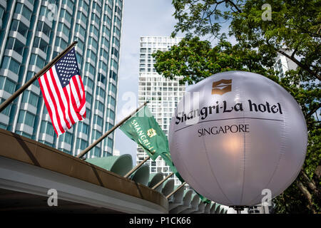 Singapore. 11 giugno 2018. Sopra la lobby di Shangri-La Hotel la bandiera americana è volato. Lo storico incontro tra Stati Uniti Presidente Donald Trump e leader della Corea del nord Kim Jong-ONU è stata prevista per il mese di giugno 12 a Singapore come entrambi i leader sono arrivati nel sud-est asiatico città-stato di domenica prima del vertice del punto di riferimento. Credito: SOPA Immagini limitata/Alamy Live News Foto Stock