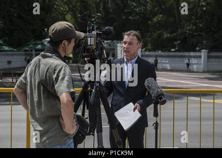 Singapore, Singapore. 11 Giugno, 2018. In scorching 34 gradi, i media internazionali preparare per la partenza del Presidente USA Turmp dal Singapore Istana.lo storico incontro tra Stati Uniti Presidente Donald Trump e leader della Corea del nord Kim Jong-ONU è stata prevista per il mese di giugno 12 a Singapore come entrambi i leader sono arrivati nel sud-est asiatico città-stato di domenica prima del vertice del punto di riferimento. Credito: Sion Ang/SOPA Immagini/ZUMA filo/Alamy Live News Foto Stock