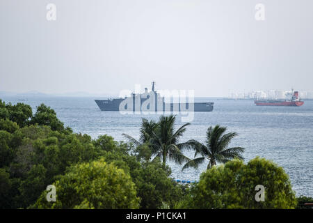 Singapore, Singapore. 11 Giugno, 2018. Una nave da guerra di Singapore sta di guardia al largo della costa della isola Santosa.lo storico incontro tra Stati Uniti Presidente Donald Trump e leader della Corea del nord Kim Jong-ONU è stata prevista per il mese di giugno 12 a Singapore come entrambi i leader sono arrivati nel sud-est asiatico città-stato di domenica prima del vertice del punto di riferimento. Credito: Sion Ang/SOPA Immagini/ZUMA filo/Alamy Live News Foto Stock