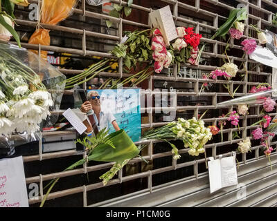 New York, Stati Uniti d'America, 11 giugno 2018. Note manoscritte e fiori a sinistra, memorializing Anthony Bourdain dopo la sua Sconvolgente suicidio il 8 giugno 2018. Passanti e ventole a sinistra le voci in corrispondenza della posizione nel centro cittadino di Les Halles ristorante, più ben noto per essere uno dei primi ristoranti per dare celebrity chef, autore e televisione ospitante un inizio alla sua carriera di cottura (ha lavorato presso la posizione midtown). Credito: Brigette Supernova/Alamy Live News Foto Stock