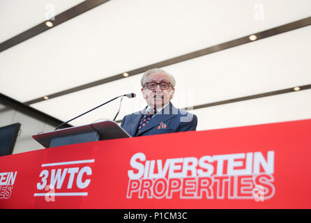 New York, Stati Uniti d'America. 11 Giugno, 2018. Larry A. Silverstein, Presidente della proprietà Silverstein, sviluppatore di 3 World Trade Center, offre un discorso durante la cerimonia di apertura del 3 World Trade Center di Manhattan, New York, Stati Uniti, il 11 giugno 2018. Il 80-story, 329-metro-alta 3 World Trade Center è stato ufficialmente aperto qui il lunedì. L'edificio dell'ufficio diventa il quinto più alto Tower a New York City. Credito: Wang Ying/Xinhua/Alamy Live News Foto Stock