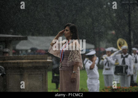 Manila, Filippine. 12 Giugno, 2018. Nonostante il tempo inclemente, Filippine Vice Presidente Leni ROBREDO: risultati nei conduce l'alzabandiera e corona la cerimonia di posa per celebrare il centoventesimo indipendenza filippina giorno al Rizal Park di Manila il martedì. Credito: Basilio H. Sepe/ZUMA filo/Alamy Live News Foto Stock