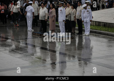 Manila, Filippine. 12 Giugno, 2018. Nonostante il tempo inclemente, Filippine Vice Presidente Leni ROBREDO: risultati nei conduce l'alzabandiera e corona la cerimonia di posa per celebrare il centoventesimo indipendenza filippina giorno al Rizal Park di Manila il martedì. Credito: Basilio H. Sepe/ZUMA filo/Alamy Live News Foto Stock