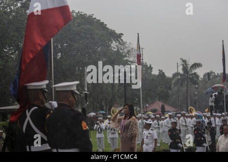 Filippine. 12 Giugno, 2018. Nonostante il tempo inclemente, Filippine Vice Presidente Leni ROBREDO: risultati nei conduce l'alzabandiera e corona la cerimonia di posa per celebrare il centoventesimo indipendenza filippina giorno al Rizal Park di Manila il martedì. Credito: Basilio H. Sepe/ZUMA filo/Alamy Live News Foto Stock