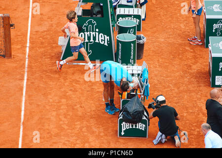 Parigi, Francia. Decimo Giugno, 2018. Rafael Nadal (ESP) Tennis : Rafael Nadal di Spagna reagisce dopo aver vinto il uomini singoli match finale degli Open di Francia di tennis tournament contro Dominic Thiem dell'Austria al Roland Garros di Parigi, Francia . Credito: AFLO/Alamy Live News Foto Stock