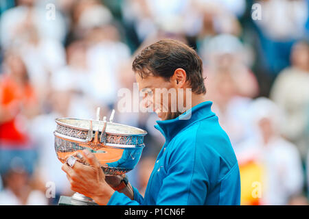 Parigi, Francia. Decimo Giugno, 2018. Rafael Nadal (ESP) Tennis : Rafael Nadal di Spagna pone con il trofeo dopo aver vinto il uomini singoli match finale degli Open di Francia di tennis tournament contro Dominic Thiem dell'Austria al Roland Garros di Parigi, Francia . Credito: AFLO/Alamy Live News Foto Stock