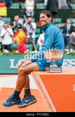 Parigi, Francia. Decimo Giugno, 2018. Rafael Nadal (ESP) Tennis : Rafael Nadal di Spagna pone con il trofeo dopo aver vinto il uomini singoli match finale degli Open di Francia di tennis tournament contro Dominic Thiem dell'Austria al Roland Garros di Parigi, Francia . Credito: AFLO/Alamy Live News Foto Stock