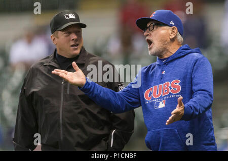 Milwaukee, WI, Stati Uniti d'America. 11 Giugno, 2018. Chicago Cubs manager Joe Maddon #70 sostiene una chiamata durante il Major League Baseball gioco tra il Milwaukee Brewers e il Chicago Cubs a Miller Park di Milwaukee, WI. John Fisher/CSM/Alamy Live News Foto Stock