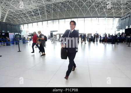 Zagabria, Croazia. 11 Giugno, 2018. Il croato nazionale di calcio allenatore Zlatko Dalic arriva a Franjo Tudman aeroporto prima della partenza per la Russia per la Coppa del Mondo FIFA 2018, a Zagabria in Croazia, il 11 giugno 2018. Credito: Luka Stanzl/Xinhua/Alamy Live News Foto Stock