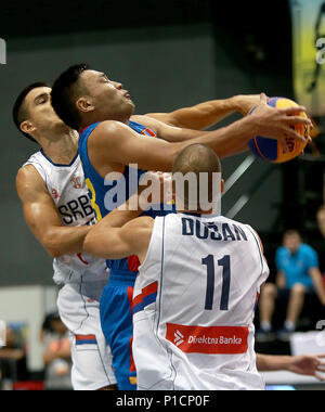 Bulacan nelle Filippine. 12 Giugno, 2018. Delgernyam Davaasambuu della Mongolia (C) compete durante l'uomo quarterfinal match tra Serbia e della Mongolia presso la FIBA 3x3 la Coppa del Mondo in provincia di Bulacan, Filippine, 12 giugno 2018. La Serbia ha vinto 21-8. Credito: Rouelle Umali/Xinhua/Alamy Live News Foto Stock