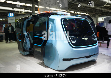 Hannover, Germania. 11 Giugno, 2018. Un unmanned veicolo elettrico della società Volkswagen è visualizzato durante il CeBIT di Hannover in Germania il 11 giugno 2018. Il mondo la più grande fiera per la tecnologia del computer CeBIT aperto lunedì a Hannover. Credito: Qing Wang/Xinhua/Alamy Live News Foto Stock