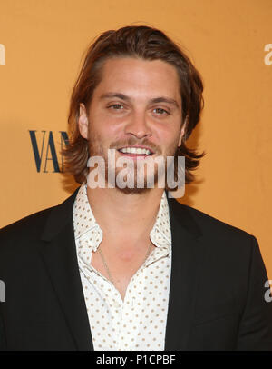 Los Angeles, Ca, Stati Uniti d'America. 11 Giugno, 2018. Luke Grimes, alla premiere di Yellowstone presso Paramount Studios di Los Angeles, la California il 11 giugno 2018. Credito: Faye Sadou/media/punzone Alamy Live News Foto Stock