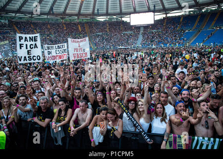 Roma, Italia. 11 giugno 2018. Vasco sostenitori durante il 'Vasco non stop tour 2018" allo Stadio Olimpico di Roma, Italia il 11 giugno 2018. Foto di Giuseppe Maffia Credito: Giuseppe Maffia/Alamy Live News Foto Stock