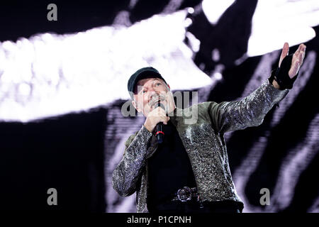 Roma, Italia. 11 giugno 2018. Cantante Italiano e cantautore, Vasco Rossi performing live sul palco il suo 'Vasco non stop tour 2018" allo Stadio Olimpico di Roma, Italia il 11 giugno 2018. Foto di Giuseppe Maffia Credito: Giuseppe Maffia/Alamy Live News Foto Stock