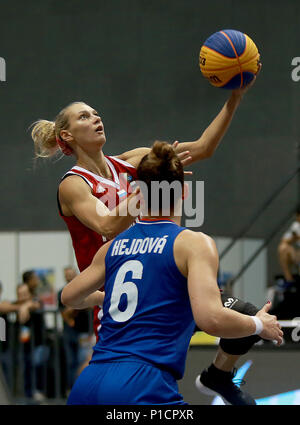 Bulacan nelle Filippine. 12 Giugno, 2018. Alexandra Stolyar (L) della Russia spara durante la donna quarterfinal match contro la Repubblica Ceca presso la FIBA 3x3 la Coppa del Mondo in provincia di Bulacan, Filippine, 12 giugno 2018. La Russia ha vinto 21-14. Credito: Rouelle Umali/Xinhua/Alamy Live News Foto Stock