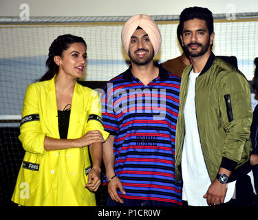 Indian film attori Tapsee Pannu, Angad Bedi e Diljit Dosanjh pongono durante il lancio del rimorchio del loro prossimo film Soorma, il film biopic del giocatore di hockey Sandeep Singh in Mumbai. Foto Stock