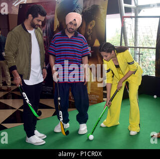 Indian film attori Angad Bedi, Diljit Dosanjh e Tapsee Pannu pongono durante il lancio del rimorchio del loro prossimo film Soorma, il film biopic del giocatore di hockey Sandeep Singh in Mumbai. Foto Stock