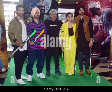 Indian film attori Angad Bedi, Diljit Dosanjh, regista Shaad Ali, Tapsee Pannu con lettore Hocky Sandeep Singh pongono durante il lancio del rimorchio del loro prossimo film Soorma, il film biopic del giocatore di hockey Sandeep Singh in Mumbai. Foto Stock