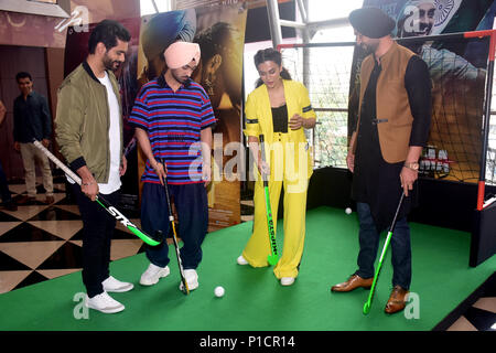 Indian film attori Angad Bedi, Diljit Dosanjh, Tapsee Pannu con il giocatore di hockey Sandeep Singh pongono durante il lancio del rimorchio del loro prossimo film Soorma, il film biopic del giocatore di hockey Sandeep Singh in Mumbai. Foto Stock