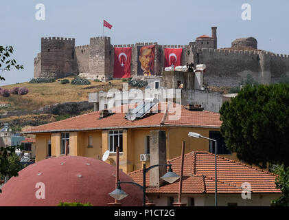 21 maggio 2018, Turchia, Selcuk: La Cittadella è decorata con bandiere turca e un ritratto di Ataturk. Il 19 maggio, la Turchia celebra il membro fondatore Ataturk e l'inizio della guerra turca di indipendenza nel 1919. La cittadella è circondato da una parete di tamponamento. La parete calpestabili è fortificato con torri 15 e ha due porte, uno nel nord e nel Sud. Diversi serbatoi, una cappella come pure una moschea dal periodo di Seljuk si trovano all'interno. · Nessun filo servizio · Foto: Jens Kalaene/dpa-Zentralbild/dpa Foto Stock