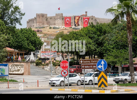 21 maggio 2018, Turchia, Selcuk: La Cittadella è decorata con bandiere turca e un ritratto di Ataturk. Il 19 maggio, la Turchia celebra il membro fondatore Ataturk e l'inizio della guerra turca di indipendenza nel 1919. La cittadella è circondato da una parete di tamponamento. La parete calpestabili è fortificato con torri 15 e ha due porte, uno nel nord e nel Sud. Diversi serbatoi, una cappella come pure una moschea dal periodo di Seljuk si trovano all'interno. · Nessun filo servizio · Foto: Jens Kalaene/dpa-Zentralbild/dpa Foto Stock