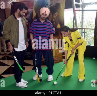 Mumbai, India. 11 Giugno, 2018. Indian film attori Angad Bedi, Diljit Dosanjh e Tapsee Pannu pongono durante il lancio del rimorchio del loro prossimo film Soorma, il film biopic del giocatore di hockey Sandeep Singh in Mumbai. Credito: Azhar Khan SOPA/images/ZUMA filo/Alamy Live News Foto Stock