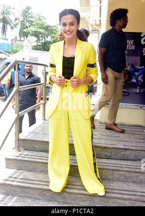 Mumbai, India. 11 Giugno, 2018. Indian film attrice Tapsee Panuu pongono rimorchio durante il lancio del suo prossimo film Soorma, il film biopic del giocatore di hockey Sandeep Singh in Mumbai. Credito: Azhar Khan SOPA/images/ZUMA filo/Alamy Live News Foto Stock