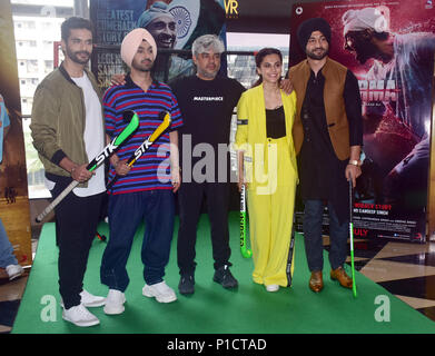 Mumbai, India. 11 Giugno, 2018. Indian film attori Angad Bedi, Diljit Dosanjh, regista Shaad Ali, Tapsee Pannu con lettore Hocky Sandeep Singh pongono durante il lancio del rimorchio del loro prossimo film Soorma, il film biopic del giocatore di hockey Sandeep Singh in Mumbai. Credito: Azhar Khan SOPA/images/ZUMA filo/Alamy Live News Foto Stock