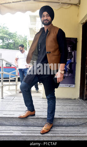 Mumbai, India. 11 Giugno, 2018. Ex giocatore di hockey Sandeep Singh pongono durante il lancio del rimorchio di film di prossima uscita Soorma, il film è il suo Biopic in Mumbai. Credito: Azhar Khan SOPA/images/ZUMA filo/Alamy Live News Foto Stock