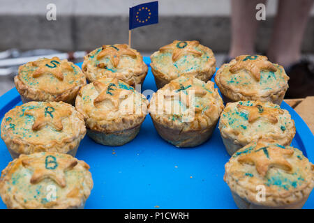 Londra, Regno Unito. 12 Giugno, 2018. Torte di carne di maiale recanti il messaggio 'Stop Brexit" portata da pro-attivisti dell'UE dimostrando di fronte al Parlamento il giorno di una casa di Commons votazione sugli emendamenti proposti dalla House of Lords per il ritiro dell'UE Bill. Credito: Mark Kerrison/Alamy Live News Foto Stock