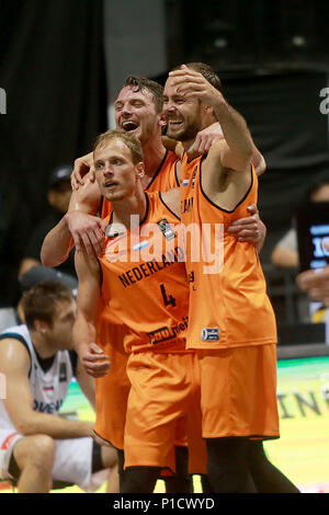 Bulacan nelle Filippine. 12 Giugno, 2018. I giocatori dei Paesi Bassi celebrare dopo la vittoria contro la Slovenia nel corso degli uomini semifinale partita presso la FIBA 3x3 la Coppa del Mondo in provincia di Bulacan, Filippine, 12 giugno 2018. I Paesi Bassi hanno vinto 21-16. Credito: Rouelle Umali/Xinhua/Alamy Live News Foto Stock