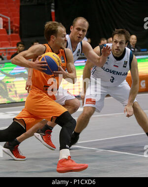 Bulacan nelle Filippine. 12 Giugno, 2018. Aron Roije (L) dei Paesi Bassi si rompe durante il uomini semifinale partita contro la Slovenia presso la FIBA 3x3 la Coppa del Mondo in provincia di Bulacan, Filippine, 12 giugno 2018. I Paesi Bassi hanno vinto 21-16. Credito: Rouelle Umali/Xinhua/Alamy Live News Foto Stock